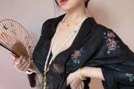 戚薇当妈后越发年轻！穿绿色夹克+白色短裙清新减龄又少女